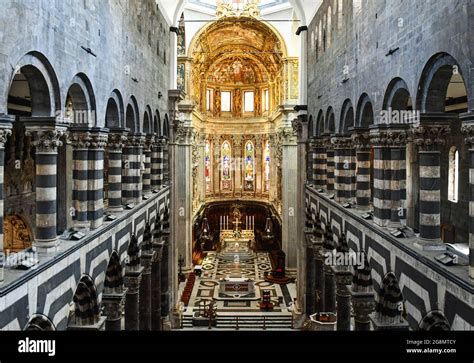 Vista De Gran Angular De La Nave Central De La Catedral De San Lorenzo