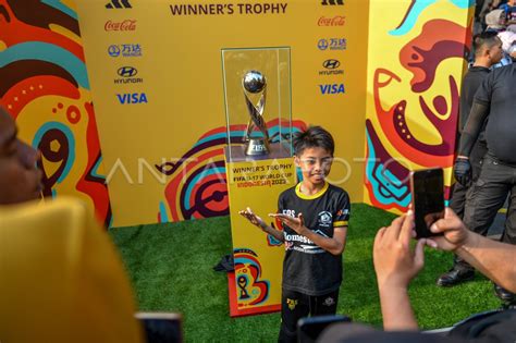 Pameran Trofi Piala Dunia U Di Bandung Antara Foto