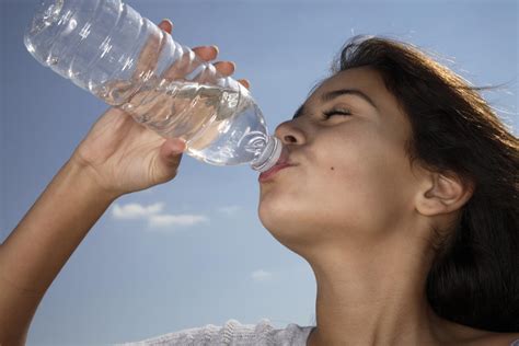 Hay miles de nanoplásticos en un litro de agua embotellada revela estudio