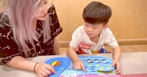 Ở nhà giãn cách tranh thủ dạy con tiếng Anh như hot mom Tia Liêu