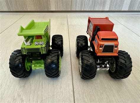 Set 2 mașini monstru Hot Wheels basculantă și mașină de gunoi Noi Bucuresti Sectorul 3 OLX ro