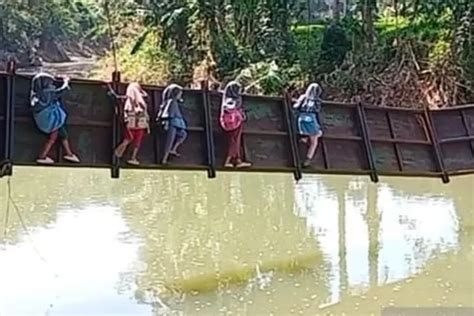 Jembatan Gantung Rusak Pelajar Di Lengkong Harus Bertaruh Nyawa