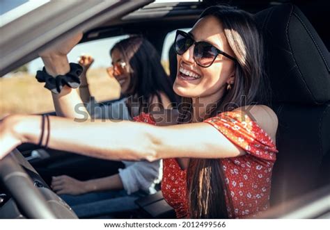 31 480 Imágenes De 2 Girls In Car Imágenes Fotos Y Vectores De Stock Shutterstock