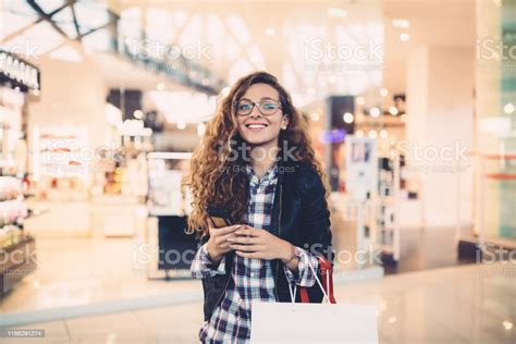 Berbelanja Di Mall Foto Stok Unduh Gambar Sekarang 20 29 Tahun