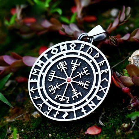 H Ngsmycke Nordisk Mytologi Vegvisir Med Runor Och R D Sten