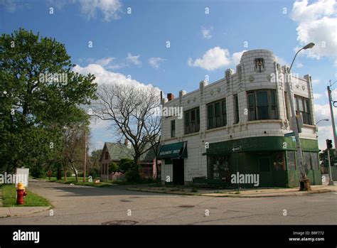 Run down building and street Mack Avenue Detroit USA Stock Photo - Alamy