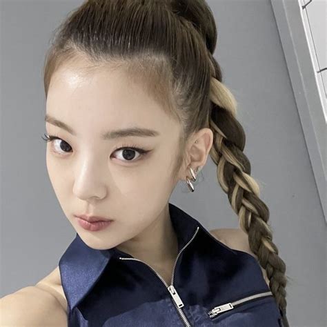 Choi Jisu Lia Itzy Selca Pfp Icon Kpop Itzy Fashion Chain Necklace