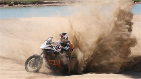 Reise nach Marokko mit dem Motorrad offroad fahren im Sand der Dünen