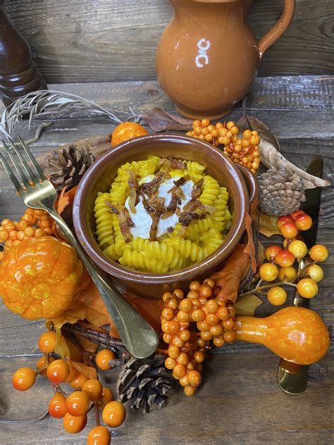 Pasta Con Crema Di Zucca Stracciatella Affumicata E Guanciale Croccante