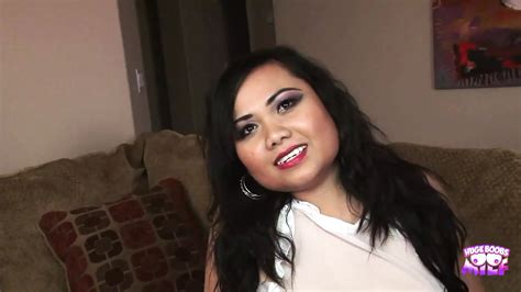 Menghisap Zakar Semasa Dikongkek Dari Belakang Adalah Bagaimana Milf Ini Sukakan Bertiganya