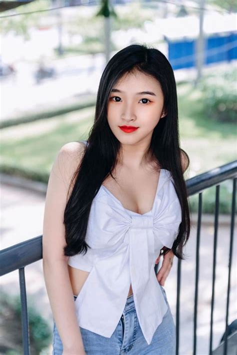 Nhan sắc tựa nữ thần của hot girl được báo Trung Quốc ca ngợi