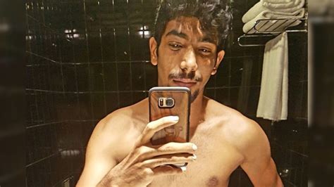 Indian Fast Bowler Jasprit Bumrah's Six Pack Abs Send Twitter Into a Tizzy