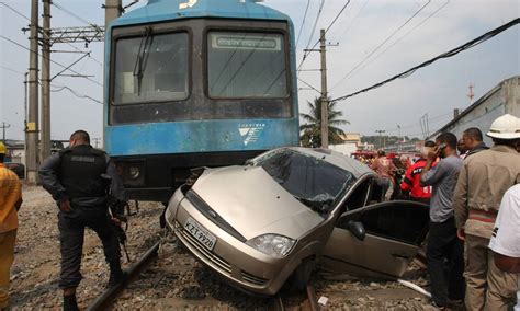 Carro Invade Linha F Rrea E Atinge Trem Que Seguia Para Saracuruna