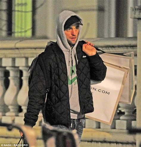 Robert Pattinson Does Last Minute Shopping In London Daily Mail Online