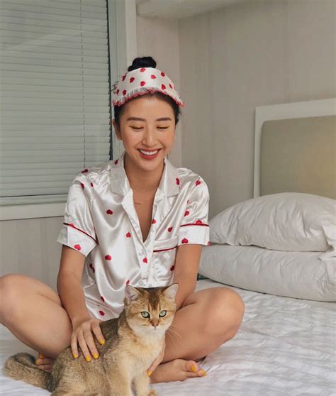 Không cần đi đâu xa chỉ tạo dáng trên giường thôi các hot girl Việt đã có ảnh sống ảo gợi cảm