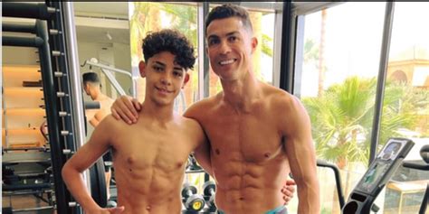 Cristiano Ronaldo E La Foto Virale Con Il Figlio Perché Ha Lo Smalto