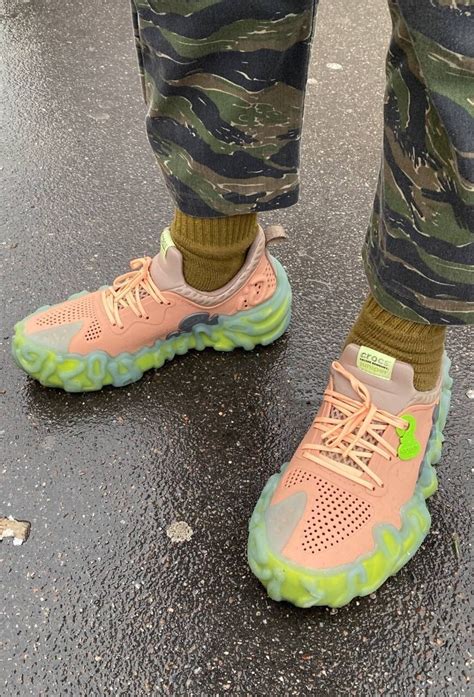 Crocs на старте продаж продала за час всю партию кроссовок | Пикабу