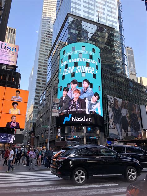 People are reacting to the crowds on the red stairs times square today 16