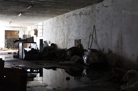 Gente En Un Edificio Abandonado Foto Premium