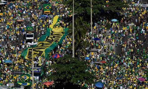 Em Copacabana Manifestantes De Verde E Amarelo Participam De Ato Em