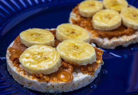 Tortas De Arroz Con Mantequilla De Maní En Rodajas De Plátano Y Miel