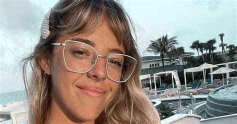 Nati Jota cautivó con una sesión de fotos en bikini amarilla en la playa
