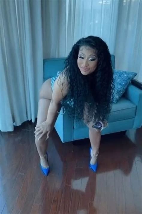 Nicki Minaj Bares Her Famous Curves As She Twerks In Plunging String