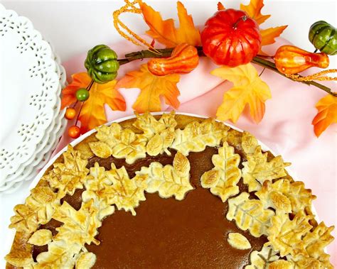 {VIDEO} THE BEST Pumpkin Pie with Pie Crust Leaves - The Lindsay Ann