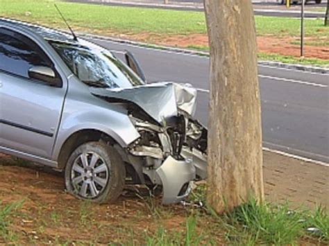 G1 Motorista Fica Ferido Após Bater Carro Em Uma árvore Em Bauru