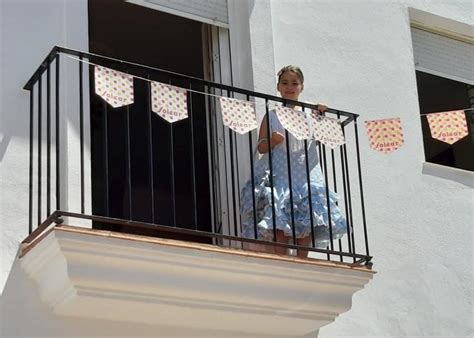 Muestras De Entusiasmo Por Las Florecientes Cruces De Mayo Andaluc A