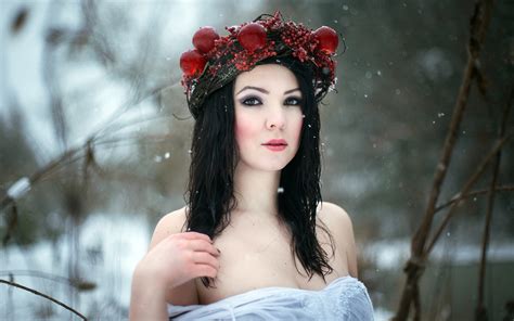 Венок из ягод, девушка, зима - Девушки - Обои на рабочий стол - Галерейка