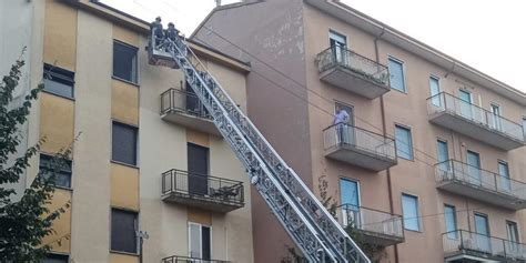 Via Cadore Cadono Calcinacci Intervento Dei Vigili Del Fuoco