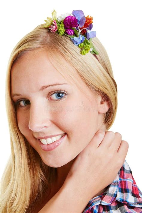 Femme Blonde Avec Des Fleurs Dans Ses Cheveux Photo Stock Image Du Verticale Bandeau