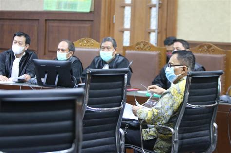 Foto Terdakwa Angin Prayitno Aji Jalani Sidang Perdana Kasus Suap