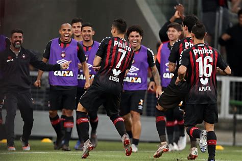 Embalou Atlético PR vence o Vasco e emplaca quinta vitória seguida na