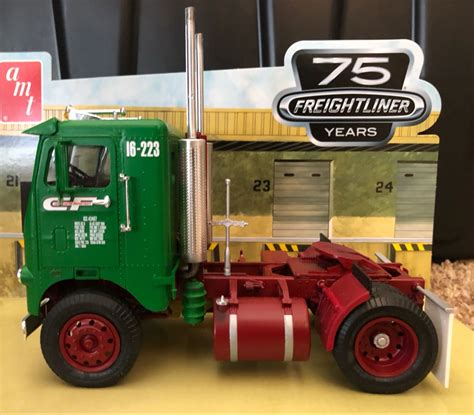 Amt Model Truck Kit Sd White Freightliner Model Truck Kits