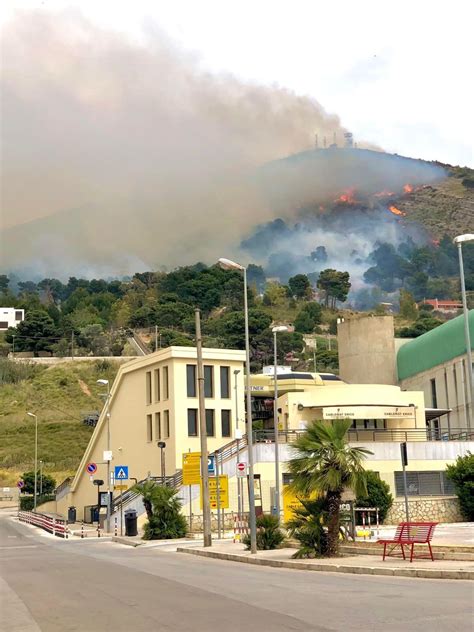 Incendio A Erice Case Evacuate Le Fiamme Minacciano La Funivia