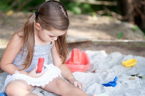 Petite Fille Adorable Avec Deux Queues De Porc Jouant Dans Le Bac à