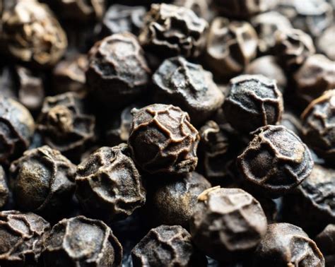 What Are Whole Peppercorns & How To Use Them In Recipes