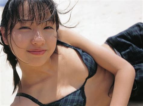 幅広い役柄を演じる女優・戸田恵梨香の初々しい水着画像を集めました｜エントピ