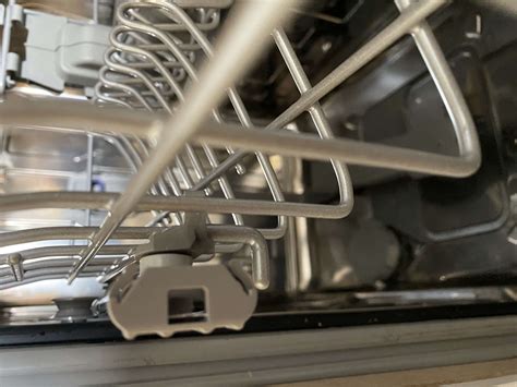 Попытались снять верхнюю корзину теперь не можем вставить металлическая ...