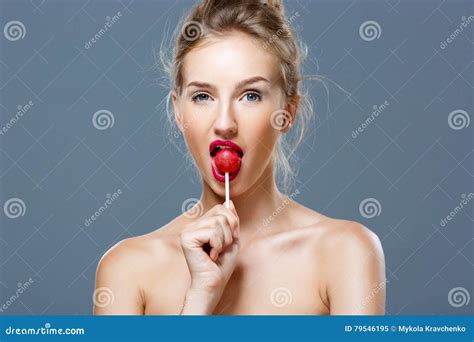 Jeune Belle Fille Blonde Mangeant Des Chups De Chupa Au Dessus De Fond Gris Image Stock Image