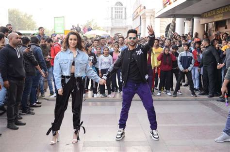 Varun Dhawan Shraddha Kapoors Killer Moves On Delhi Streets For