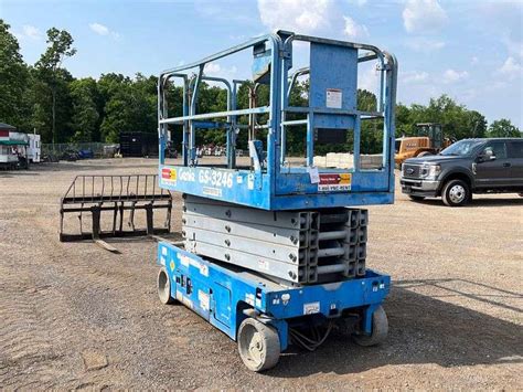 "ABSOLUTE" Genie GS-3246 Scissor Lift - RES Auction Services