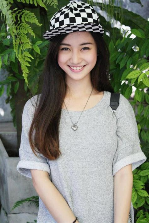 Cận cảnh nhan sắc hot girl Việt đang làm mưa làm gió ở Thái Lan
