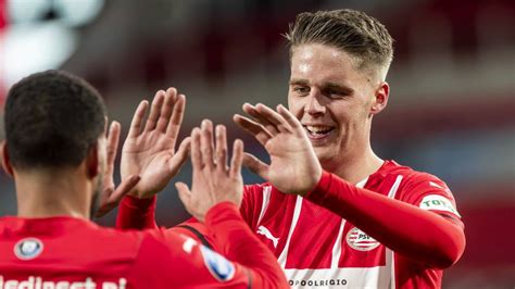 Basisdebutant Veerman Schiet Flets Psv Ten Koste Van Telstar Naar Kwartfinales