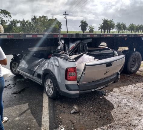 Carro fica embaixo de carreta após grave acidente que deixou feridos em