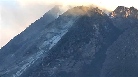 Erupsi Merapi Tebing Kubah Lava Barat Daya Ambrol Youtube