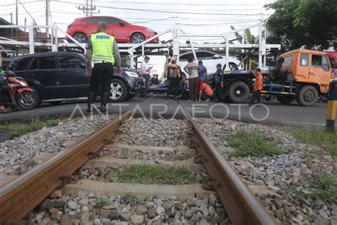 TRUK TERSANGKUT PERLINTASAN KERETA API ANTARA Foto