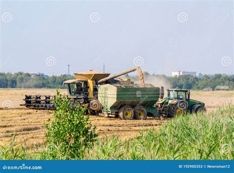 La Coltivazione Del Grano Con Tecnologie Moderne Carico Di Frumento